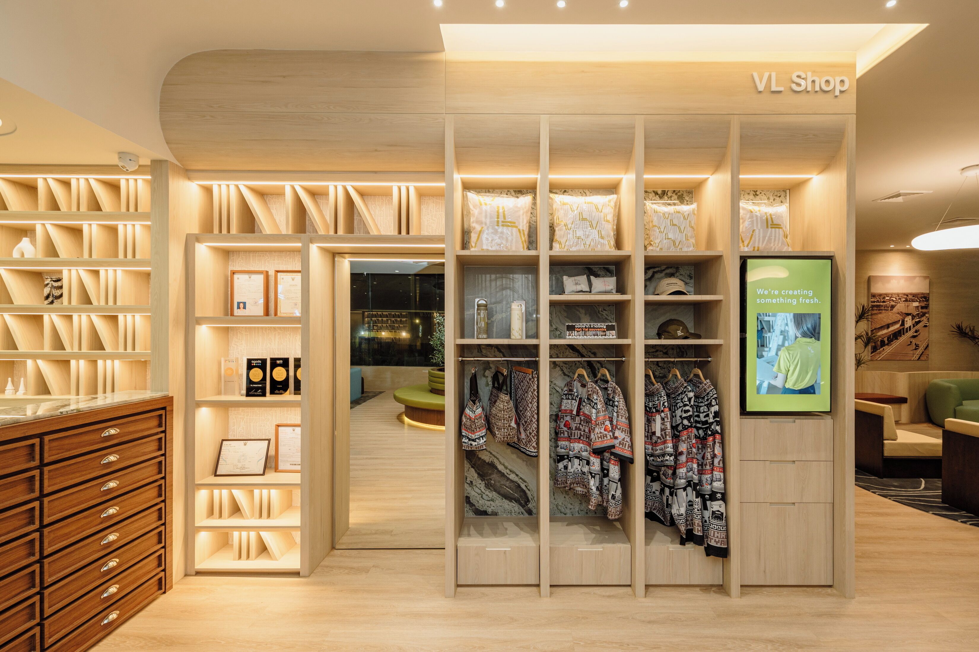 حيث تُقدم وجبات الإفطار، الغداء، العشاء، الأطباق التايلاندية