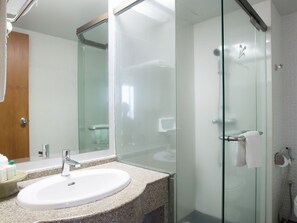 Tower Room | Frigobar, cofres nos quartos, escrivaninha, cortinas blackout