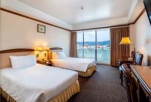 Executive Twin Room | 미니바, 객실 내 금고, 책상, 암막 커튼