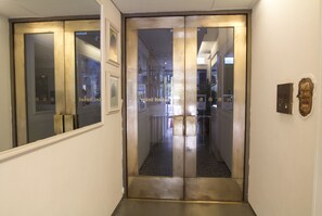 Pintu masuk interior