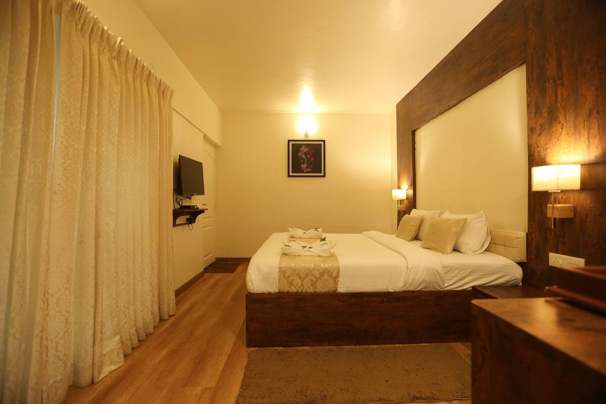 Deluxe Room, 1 King Bed | 3 bedrooms, Egyptian cotton sheets, premium bedding, blackout drapes