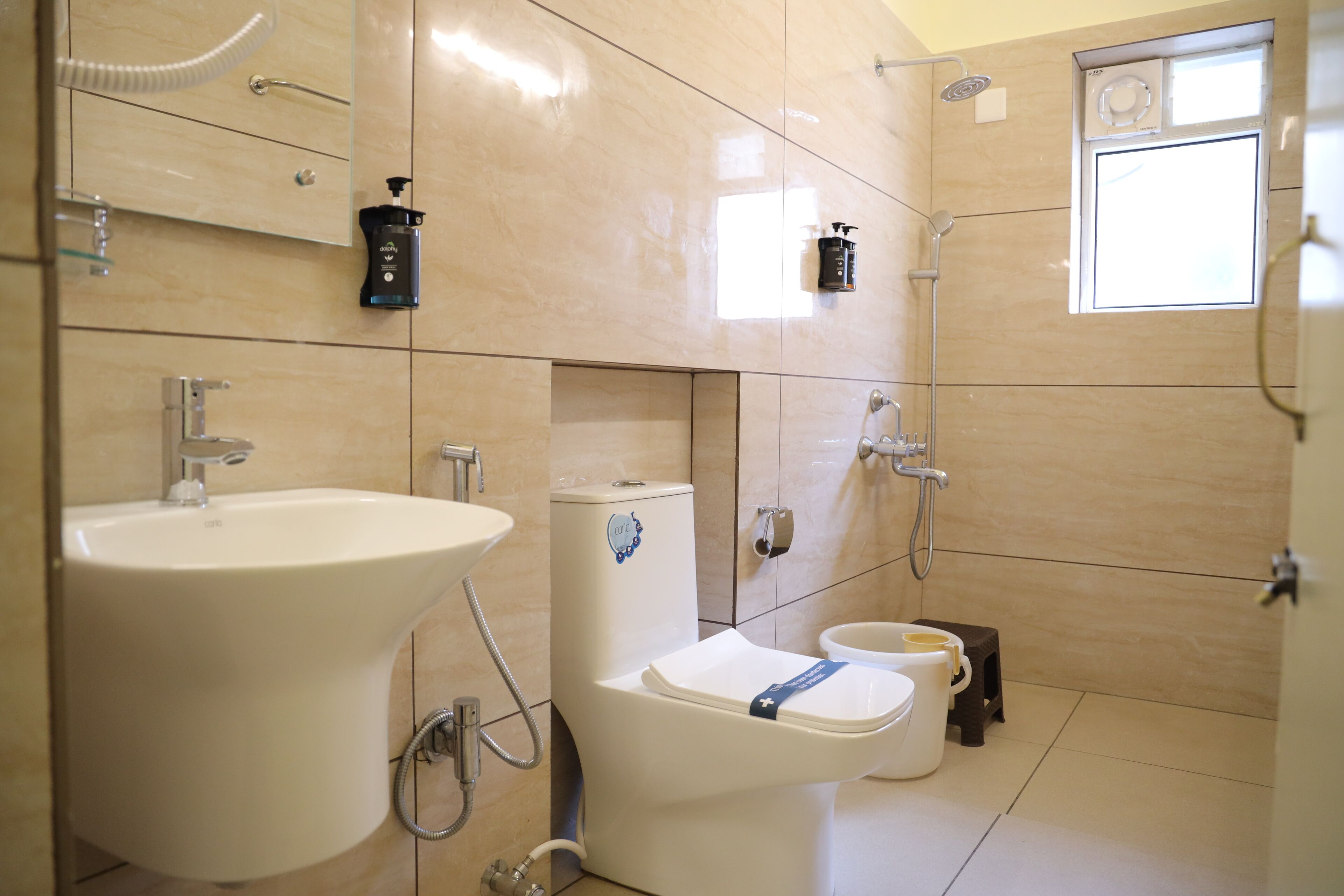 Un baño moderno con lavamanos, inodoro y ducha.