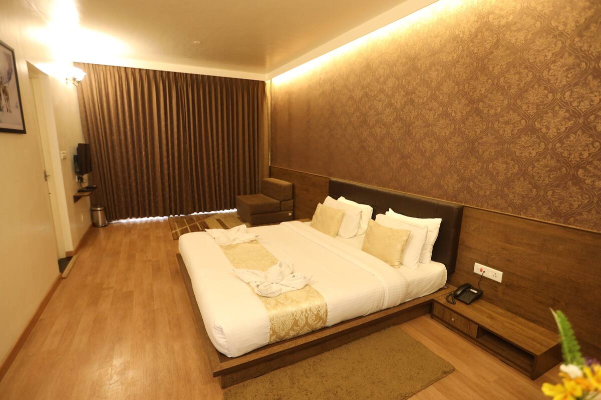 Grand Room, 1 King Bed with Sofa bed, Mountain View | 3 bedrooms, Egyptian cotton sheets, premium bedding, blackout drapes