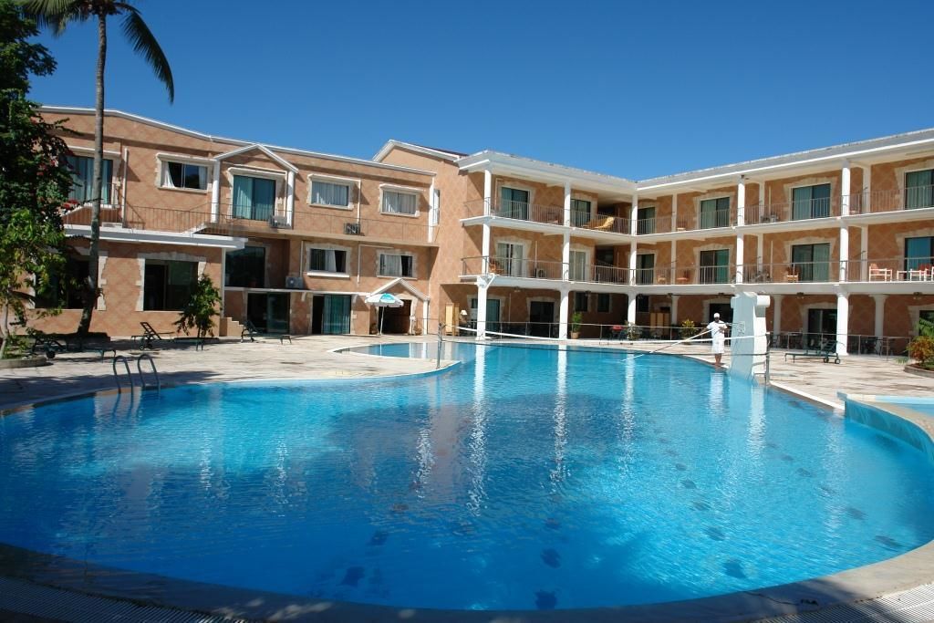 2 outdoor pools, open 6 am to 8 pm, free pool cabanas, pool umbrellas