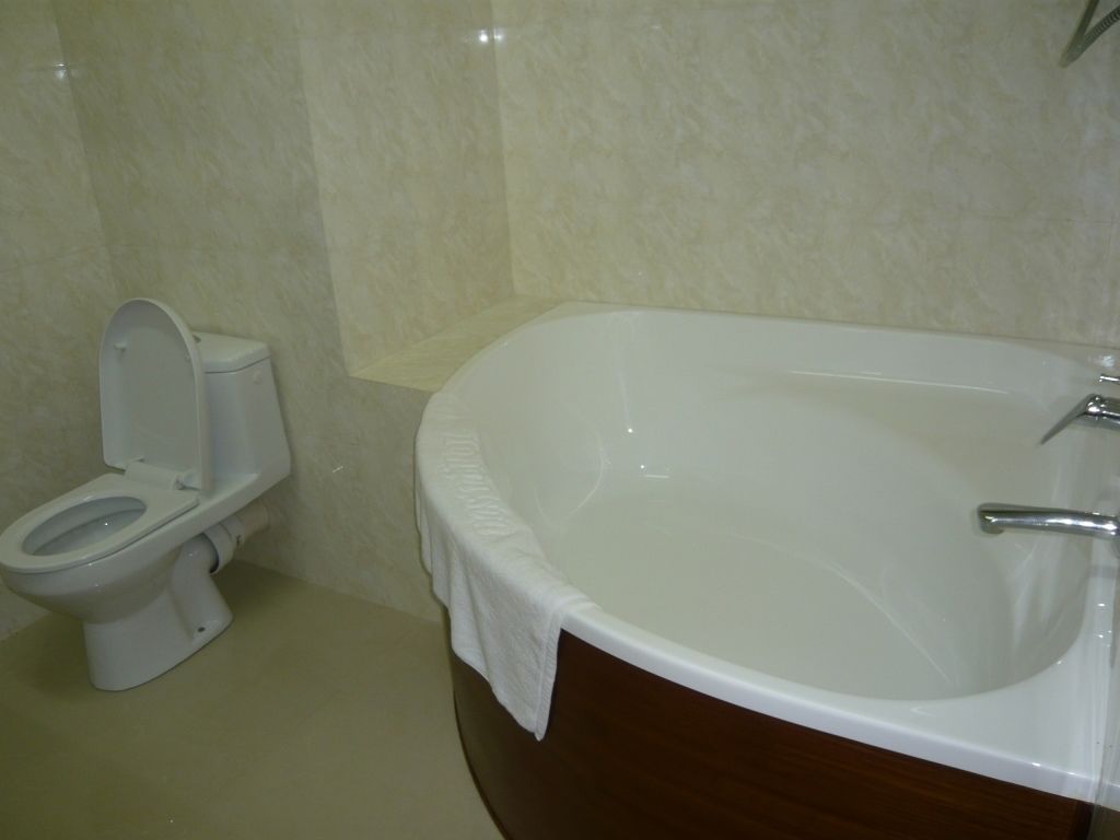 combined shower/bathtub, deep-soaking bathtub, free toiletries