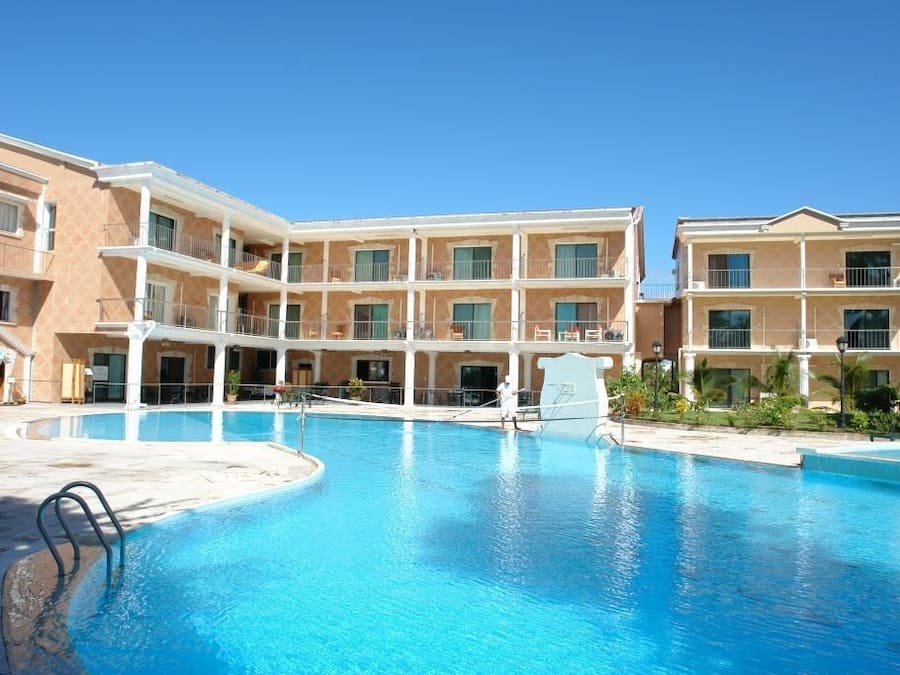 2 outdoor pools, open 6 AM to 8 PM, free pool cabanas, pool umbrellas