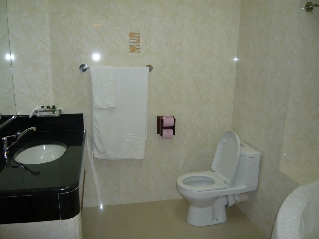 combined shower/bathtub, deep-soaking bathtub, free toiletries