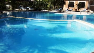 2 piscinas al aire libre, camas de piscina gratis, sombrillas