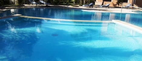 2 piscine all'aperto, cabine incluse nel prezzo, ombrelloni da piscina