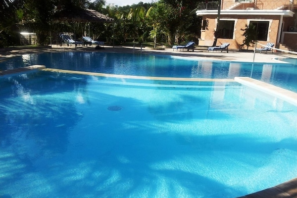 2 piscines extérieures, cabanons gratuits, parasols de plage