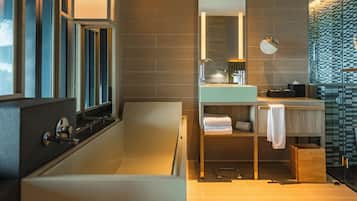 Un baño moderno con bañera, tocador con espejo y zona de ducha.