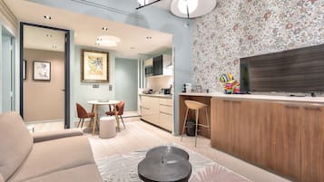 Family Room (Opéra) | Living room | Flat-screen TV, Netflix, smart speakers