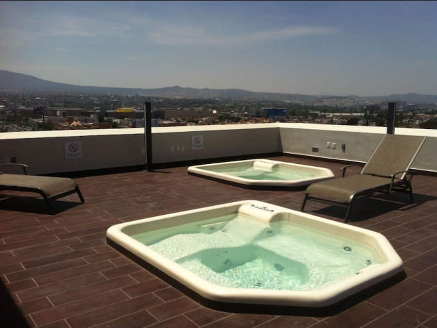 Banyera d'hidromassatge a l'aire lliure