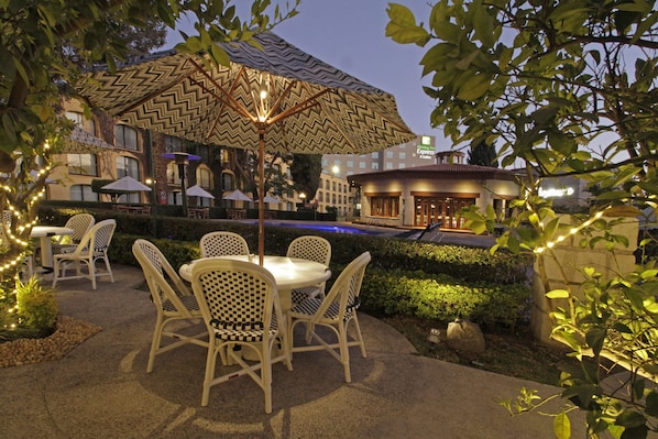 2 restoran, melayani sarapan, makan siang; sajian masakan internasional