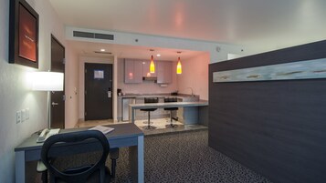 Suite estudio, 1 cama de matrimonio grande, vistas a la ciudad | Servicio de la habitación