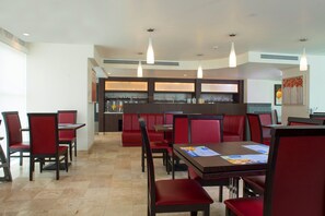 Free continental breakfast on weekdays  - Holiday Inn Express Queretaro by IHG (Querétaro)