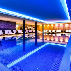 Piscina coperta, con ingresso dalle 07:00 alle 22:00, lettini