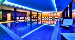 Alberca techada, acceso de 07:00 a 22:00, y camastros 