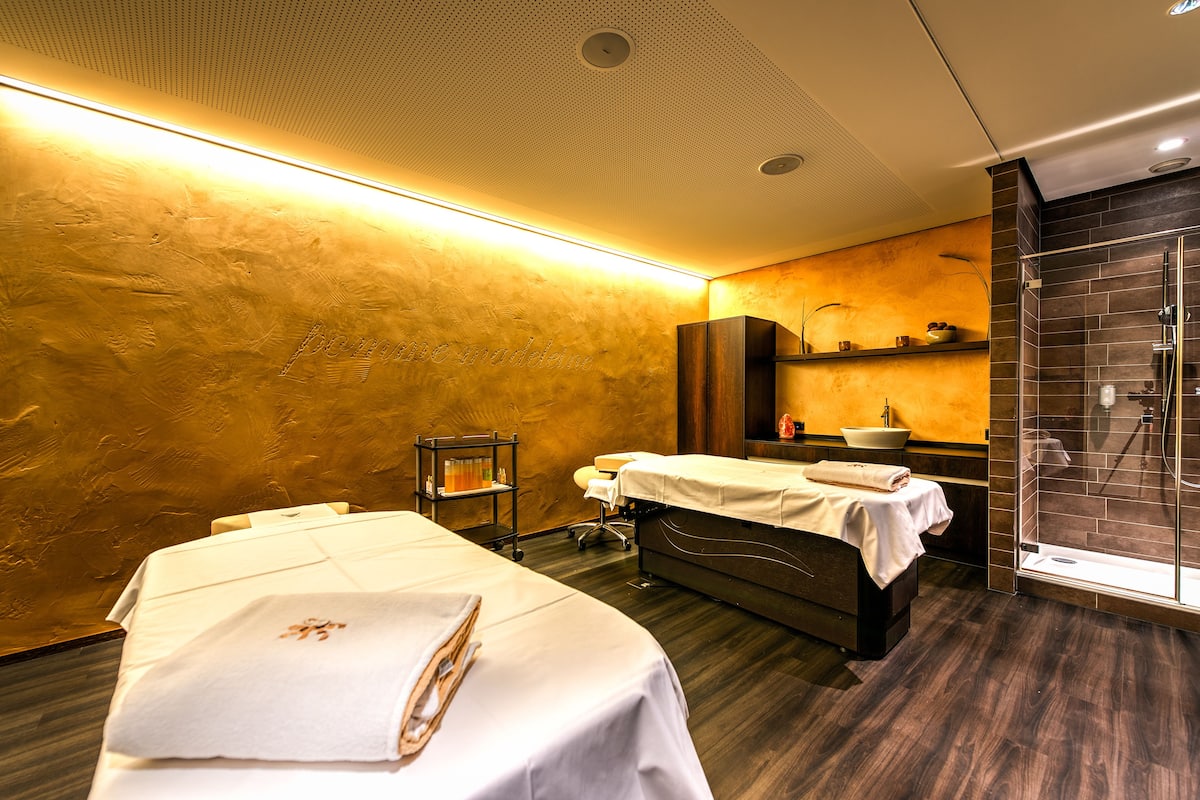 couples treatment room(s), sauna, hot tub, steam room, body treatments
