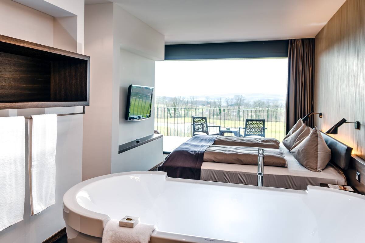 1 bedroom, egyptian cotton sheets, premium bedding, pillow-top beds