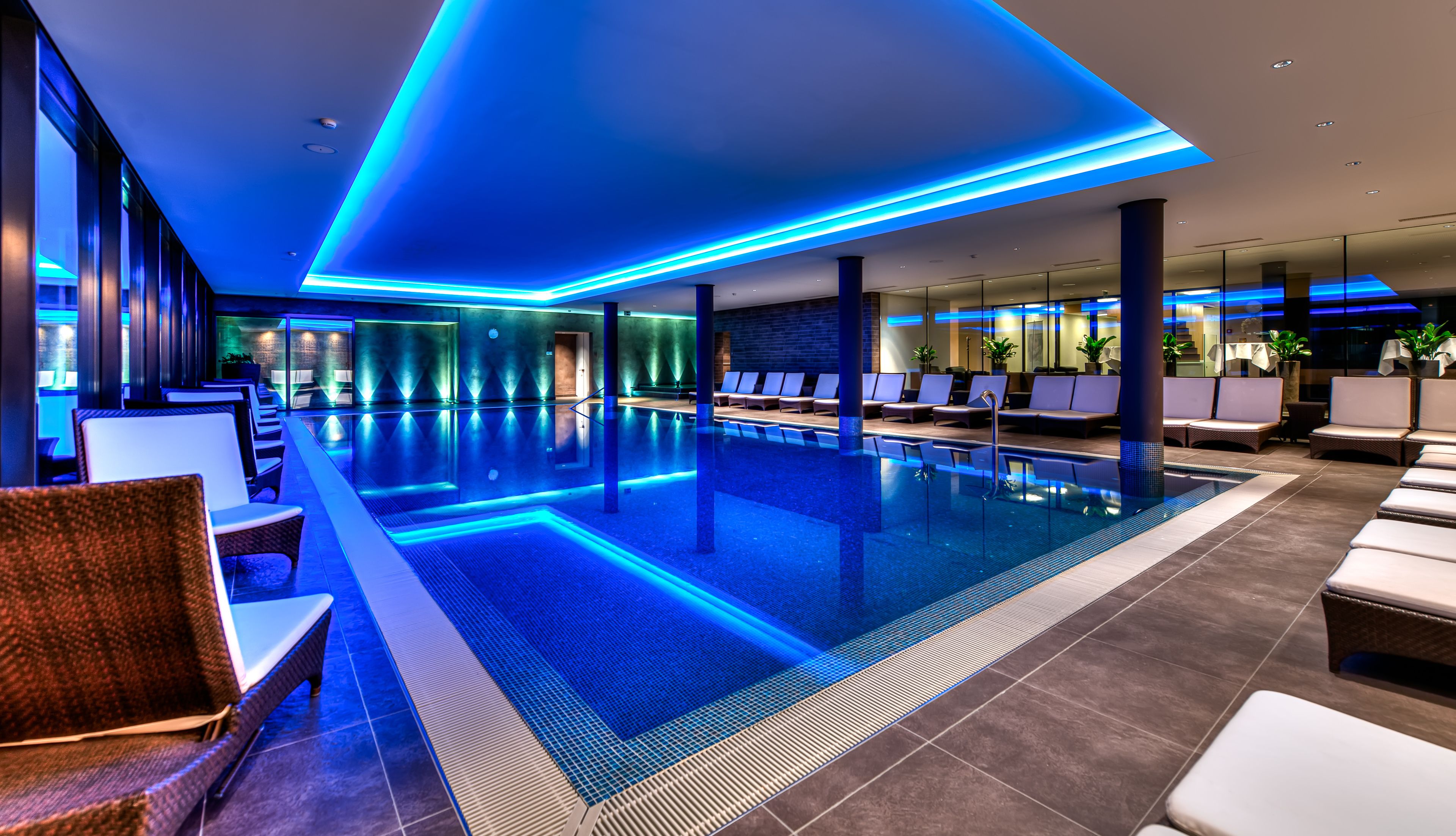 Innenpool, geöffnet von 07:00 Uhr bis 22:00 Uhr, Liegestühle