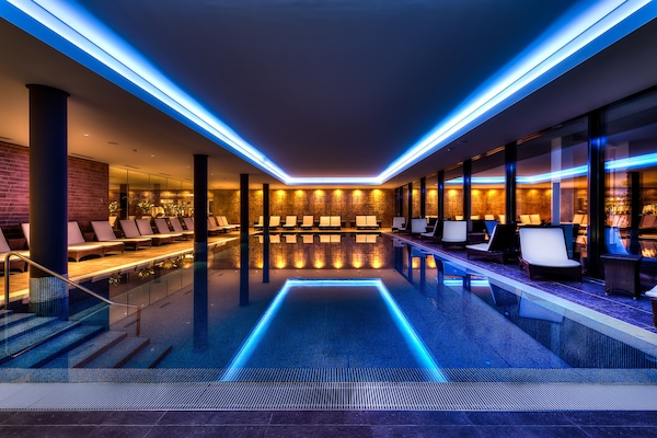 Piscina coperta, con ingresso dalle 07:00 alle 22:00, lettini