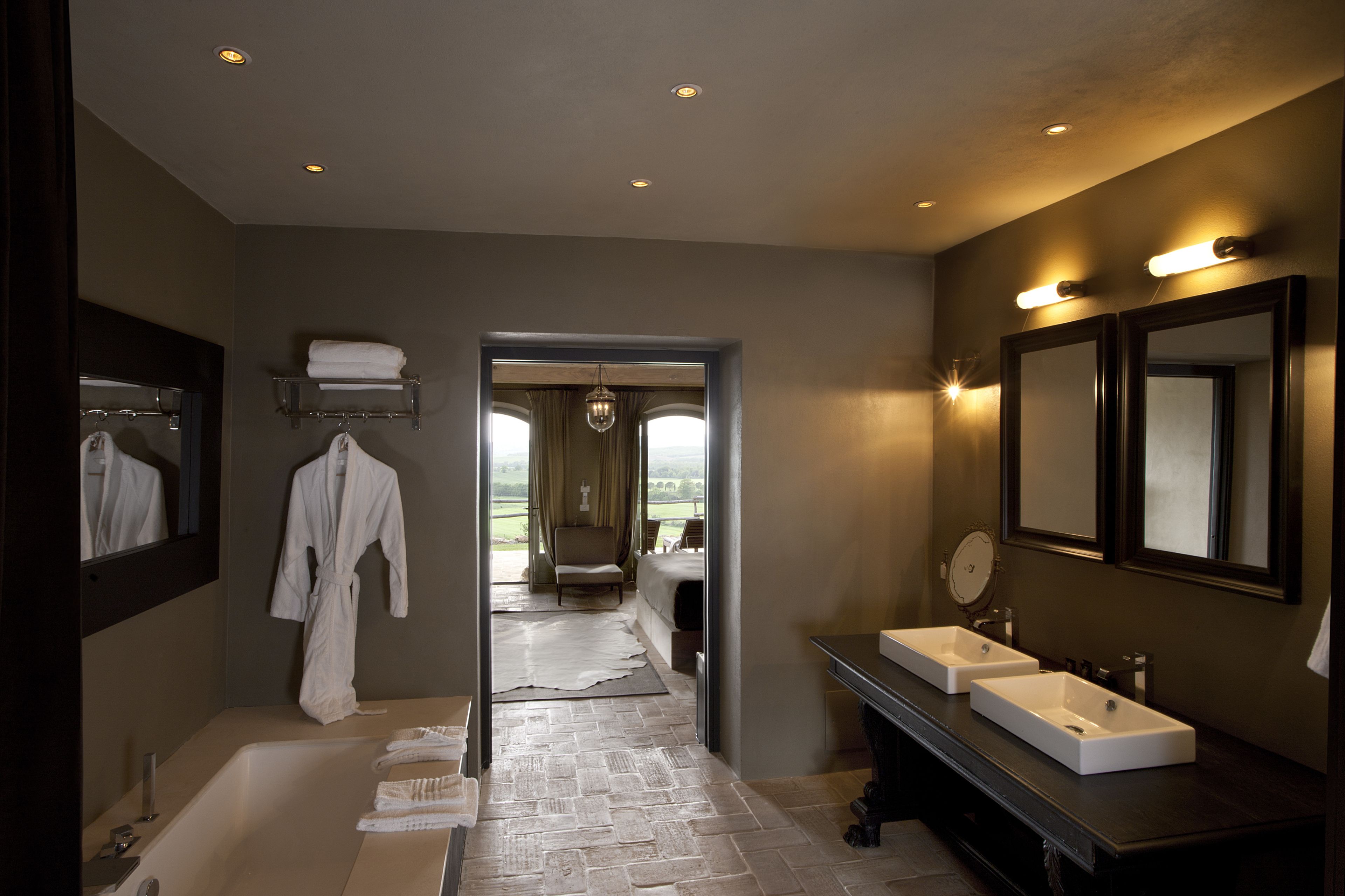 Vineyard Master Suite | Pillow-top beds, minibar, in-room safe, desk