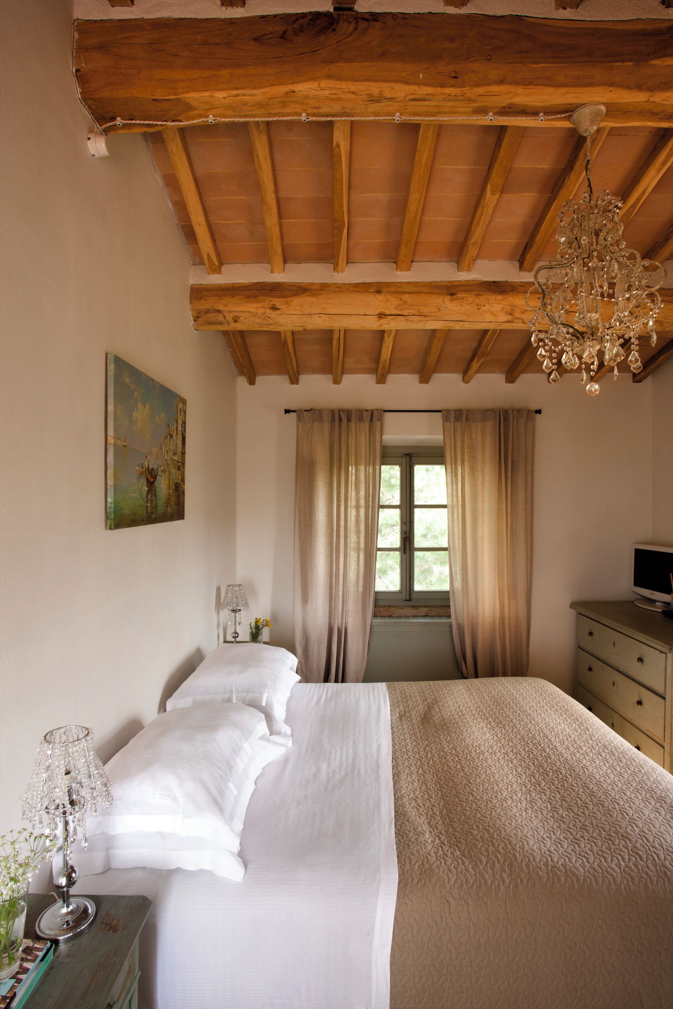 Phòng Suite Deluxe, hiên (Hilltop) | Nệm có lớp đệm bông, minibar, két bảo mật tại phòng 