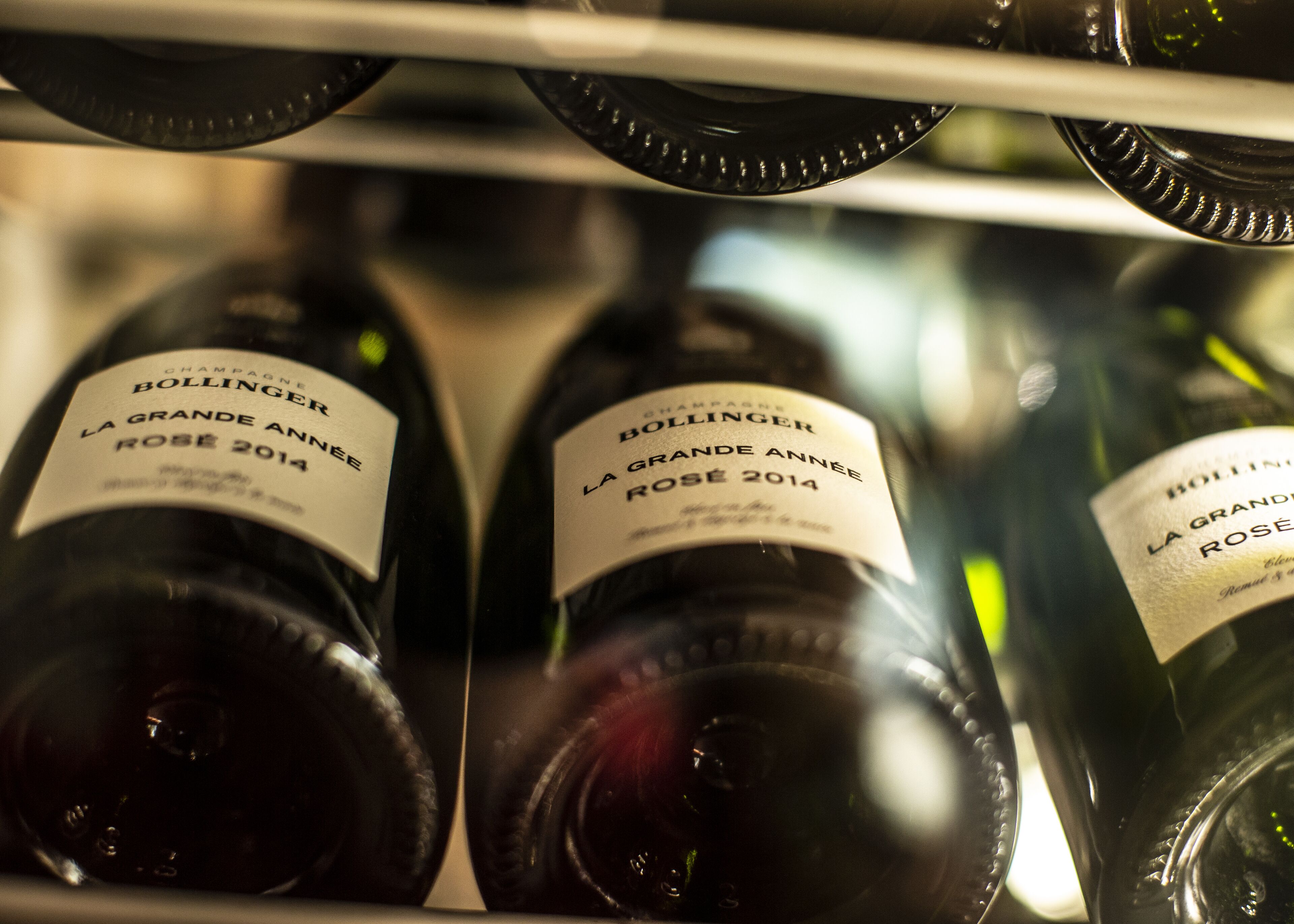 Botellas de vino Bollinger La Grande Année de 2014.