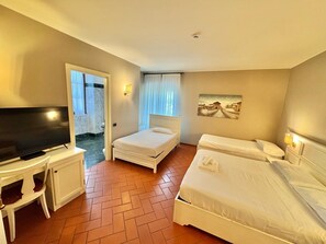 Comfort Quadruple Room | Minibar, in-room safe, desk, free cribs/infant beds - HC Hotel Il Gelso Pontevico (Pontevico)