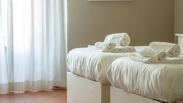 Camera con letto matrimoniale o 2 letti singoli | Minibar, una cassaforte in camera, una scrivania