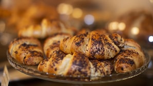 A glass serving dish with croissants. - HC Hotel Il Gelso Pontevico (Pontevico)