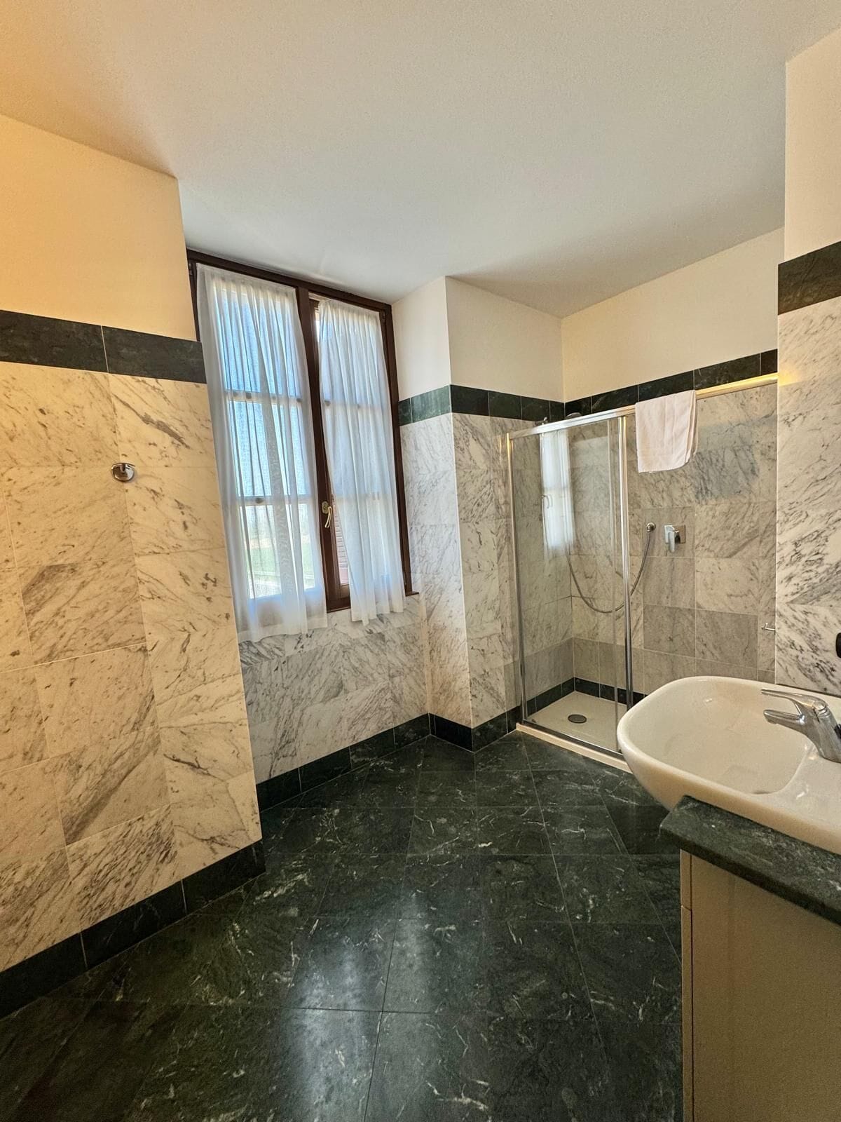Quadrupla Comfort | Bagno | Soffione a pioggia, set di cortesia gratuito, asciugacapelli, bidet
