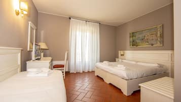 Dreibettzimmer | Minibar, Zimmersafe, Schreibtisch, kostenlose Babybetten