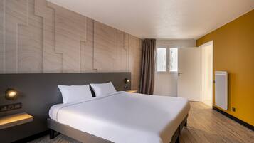 Desk, free WiFi, bed sheets