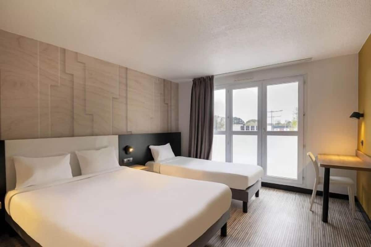 Escritorio, wifi gratis y ropa de cama 
