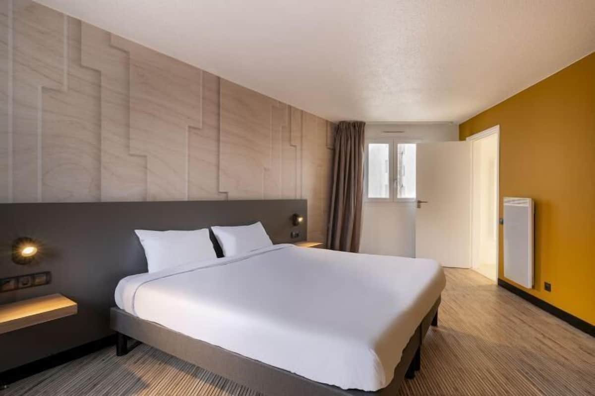 Escritorio, wifi gratis y ropa de cama 