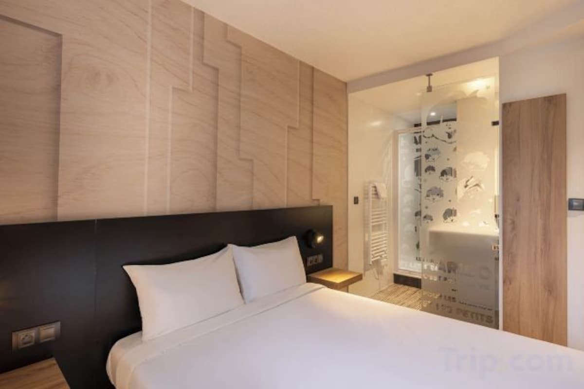 Escritorio, wifi gratis, ropa de cama