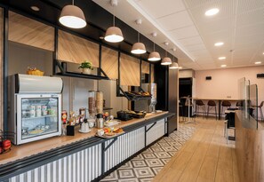 Petit déjeuner complet servi tous les jours en supplément