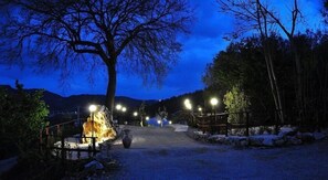 A pathway leading to a building with a large tree and stone structure on the left. - aCasaMia Wine Resort - Borgo Salella (San Cipriano Picentino)