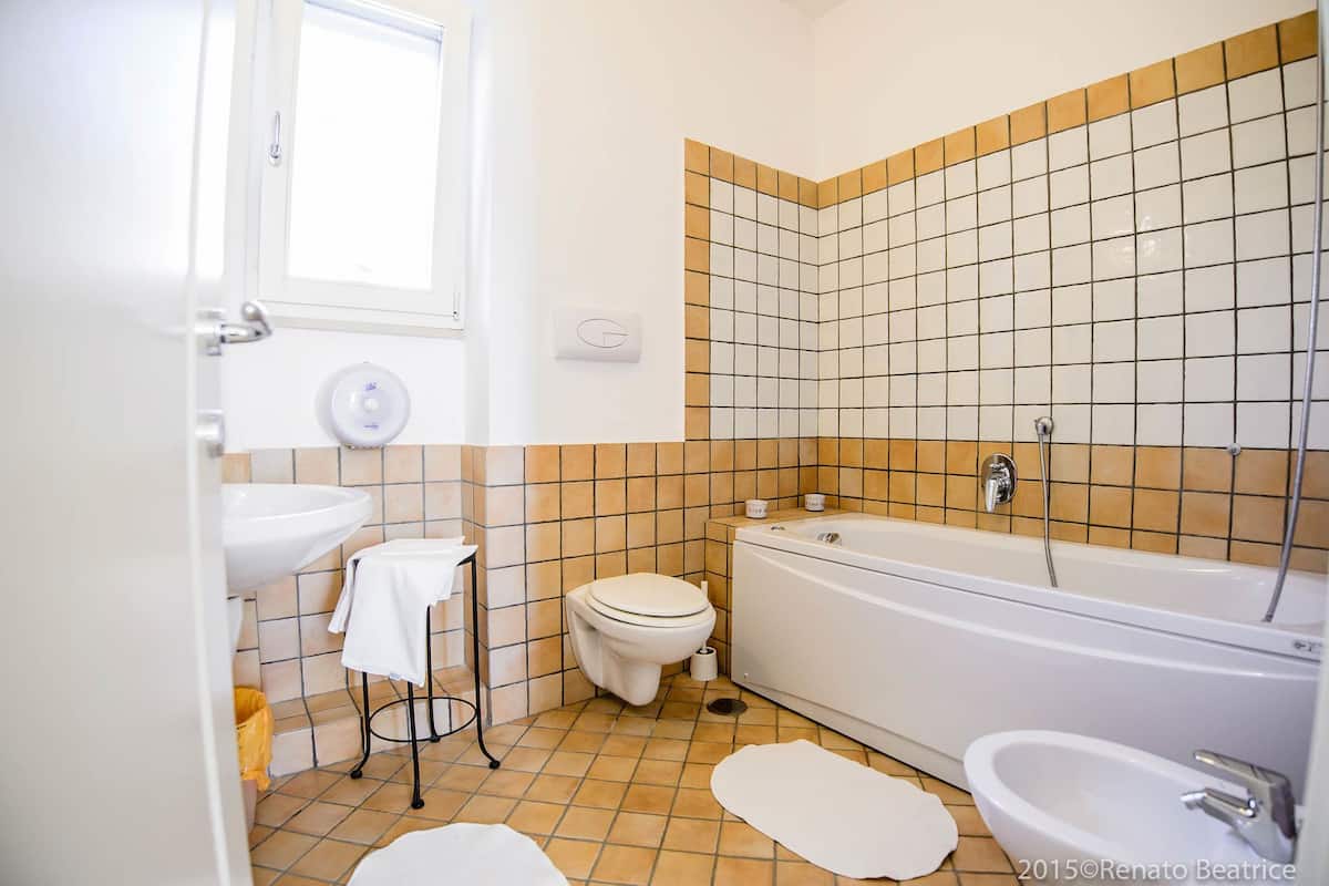 Camera Standard | Bagno | Set di cortesia gratuito, asciugacapelli, bidet