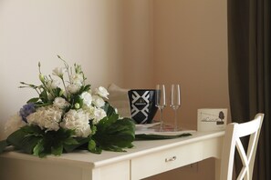 Suite | Luxe beddengoed, een kluis op de kamer, individueel gedecoreerd