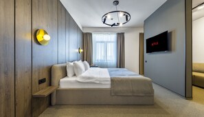 Senior-Suite, 1 King-Bett, Nichtraucher | Allergikerbettwaren, Minibar, Zimmersafe, Schreibtisch