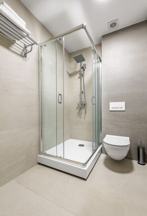 Habitación superior con 2 camas individuales, varias camas, no fumadores, vistas a la ciudad | Baño | Ducha, artículos de higiene personal gratuitos y secador de pelo