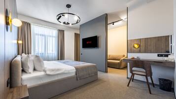 Suite Senior, 1 Tempat Tidur King, Bebas Asap Rokok | 1 kamar tidur, seprai antialergi, minibar, dan brankas