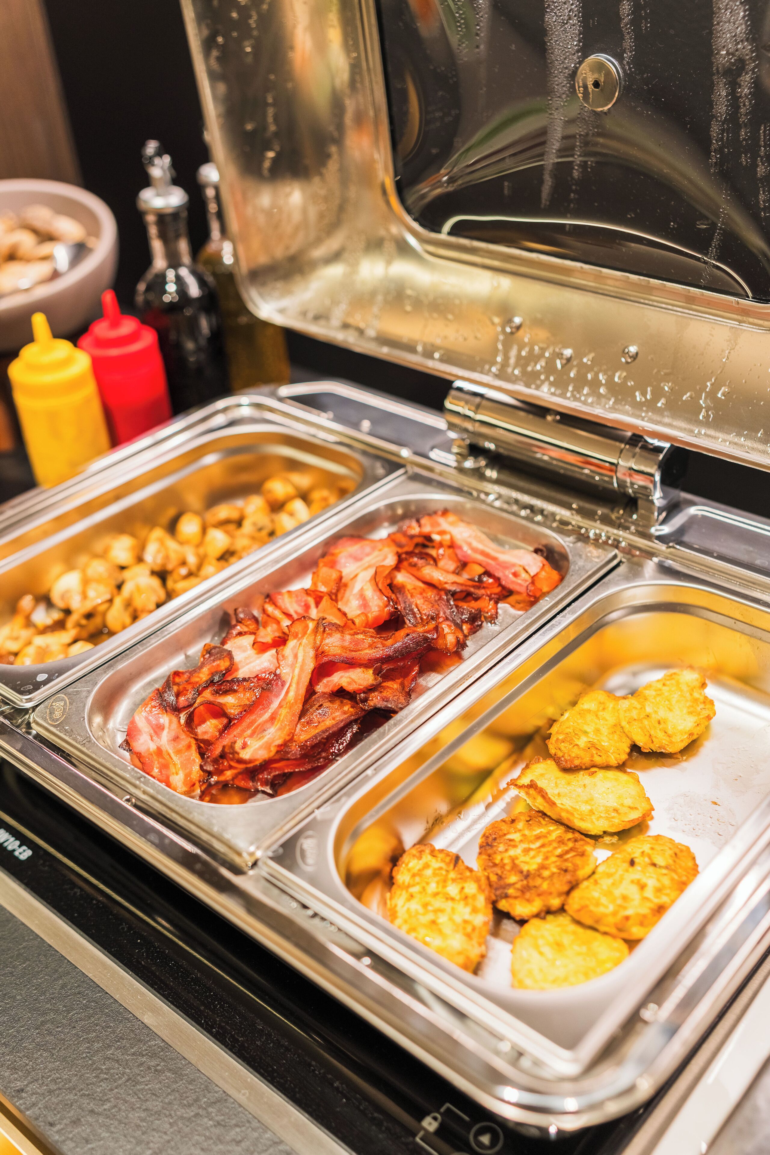 每日供應全套早餐 (每人 USD10)