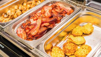 Sarapan lengkap setiap hari (USD 10 per orang)