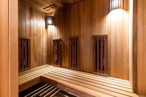 Luxury-Suite | Allergikerbettwaren, Minibar, Zimmersafe, Schreibtisch