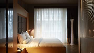 Select Comfort 床墊、迷你吧、房內夾萬、書桌