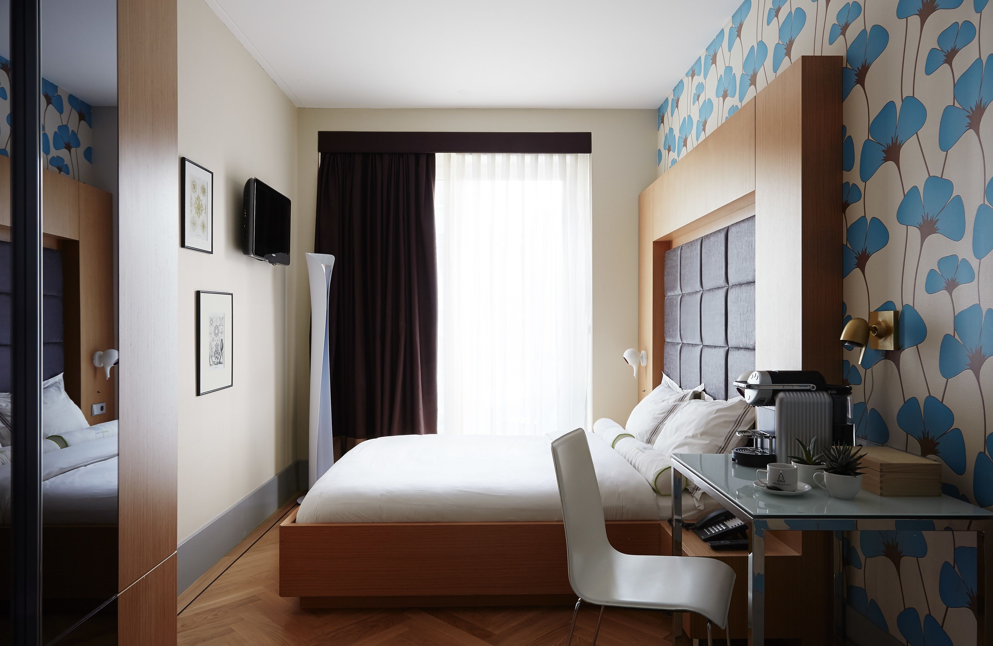 deluxe room, 1 queen bed | select comfort beds, minibar, in-room safe, desk